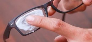 Царапины на очках для зрения — как их убрать